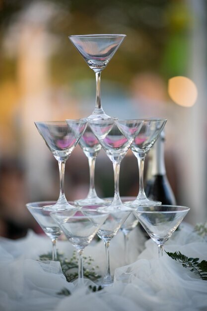 vaso de campaña en la mesa, hora de la cena, pareja de amor, cena de lujo, momento romántico, celebración