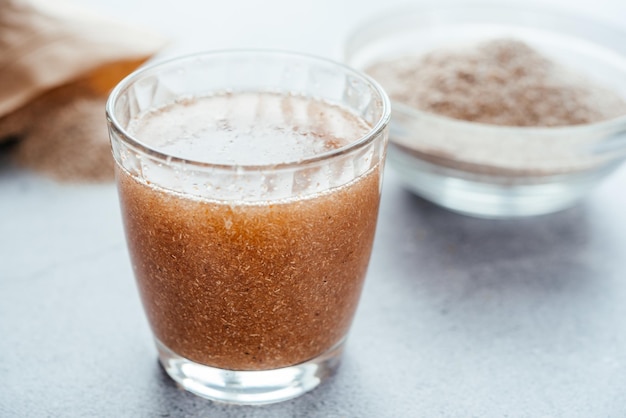 Un vaso de cáscara de psyllium soluble en agua suplemento de fibra dietética dieta saludable rutina matutina