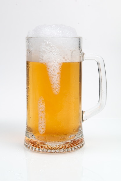 Foto vaso de cerveza aislado en un blanco