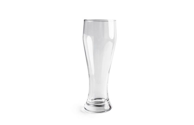 Vaso de cerveza aislado en blanco.