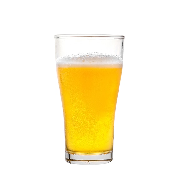Vaso de cerveza aislado sobre fondo blanco.