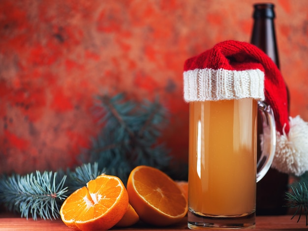 Foto un vaso de cerveza artesanal navideña con naranjas