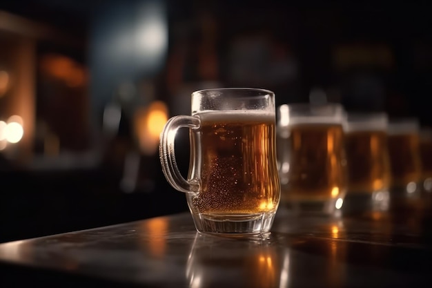 Un vaso de cerveza en una barra de bar con un fondo oscuro