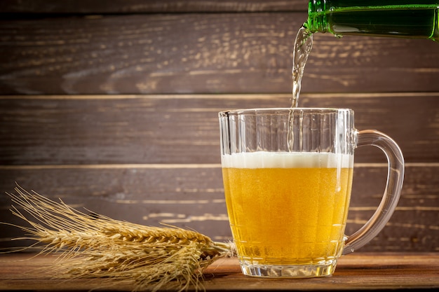 Foto vaso de cerveza y botella de cerveza