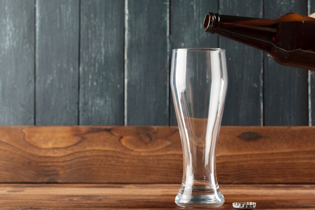 Vaso de cerveza y botella de cerveza