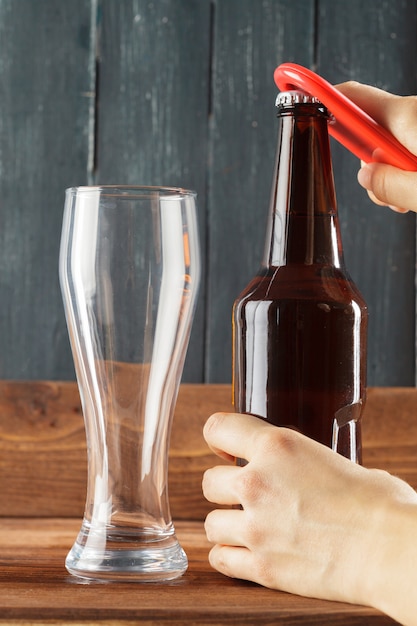 Vaso de cerveza y botella de cerveza