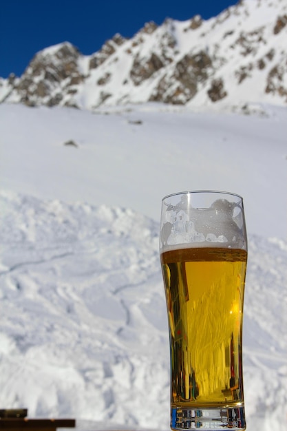 Vaso de cerveza en el café de alta montaña