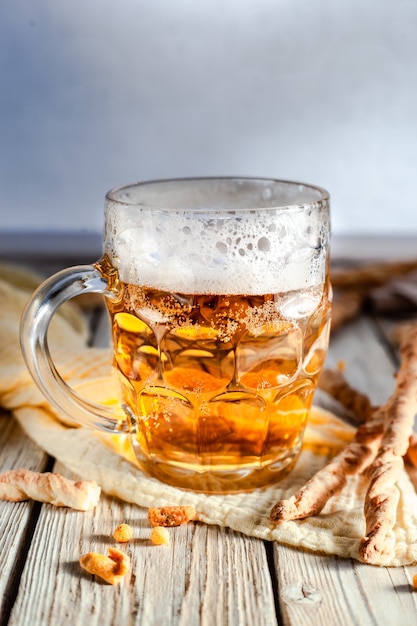 Foto vaso de cerveza cerveza artesanal en jarra jarra de cerveza y bocadillos pretzel