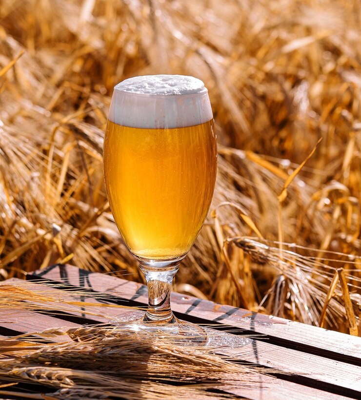 Vaso de cerveza contra campo de trigo