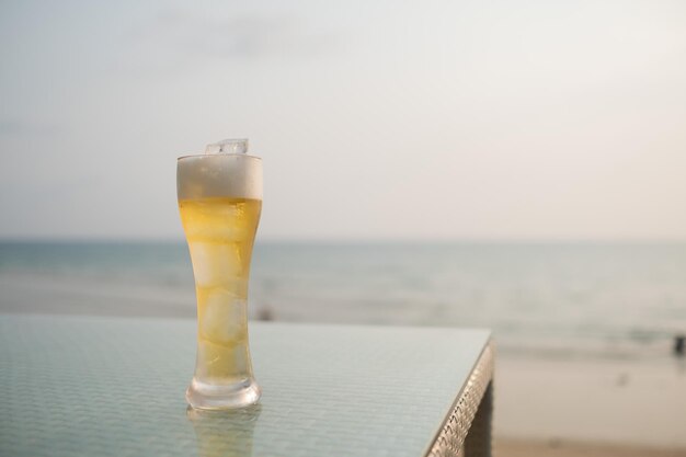 Vaso de cerveza con fondo de mar celebraciónxA