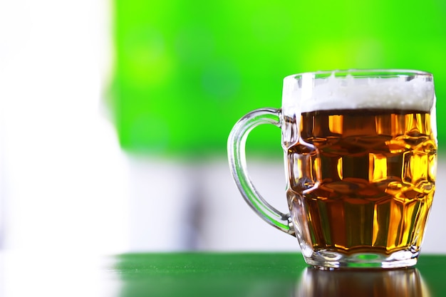 Vaso de cerveza fresca en una mesa de madera. Jarra de cerveza lager en la mesa de piedra. Vista superior con espacio de copia.