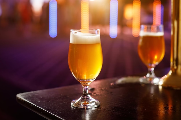 Un vaso de cerveza fría en un pub