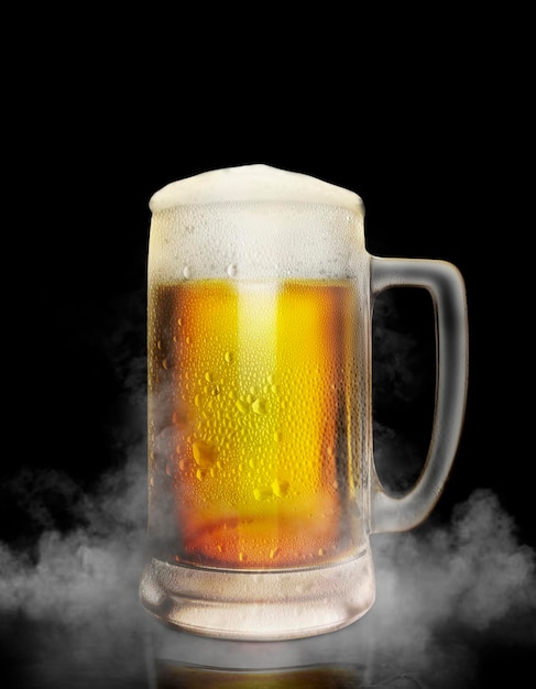 Vaso de cerveza con gotas de agua sobre el fondo oscuro de humo de color blanco 3d render