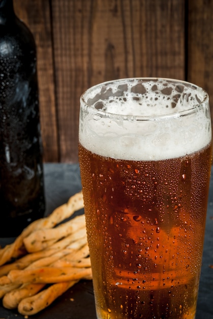 Foto vaso de cerveza con grissini