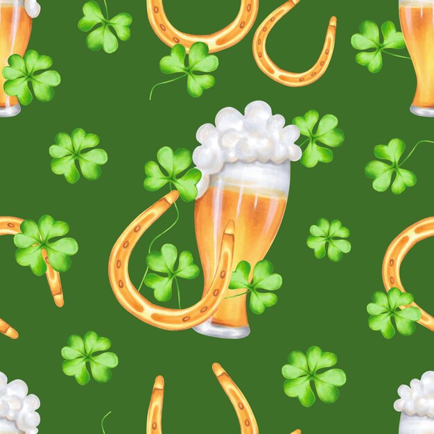 Vaso de cerveza con herradura dorada y pétalos de trébol patrón sin costuras para el día de San Patricio Ilustración en acuarela dibujada a mano arte aislado sobre fondo verde Símbolo de suerte riqueza o éxito