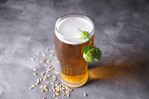 Vaso de cerveza ligera en una mesa de hormigón