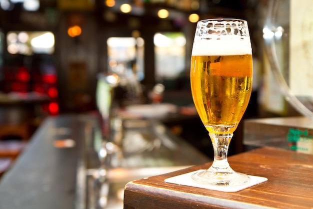 Foto vaso de cerveza ligera en un pub