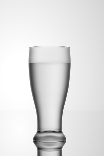 Vaso de cerveza lleno de agua sobre un fondo blanco 3D Render