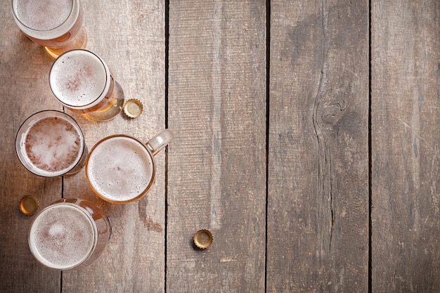 Vaso de cerveza en madera