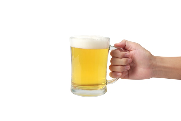 Vaso de cerveza en mano aislado sobre un fondo blanco de superficie