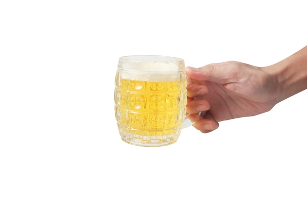 Vaso de cerveza en mano aislado