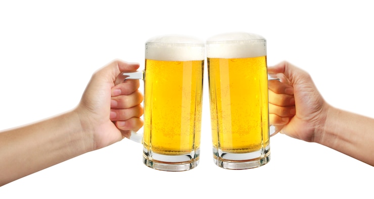 Foto vaso de cerveza en mano aislado