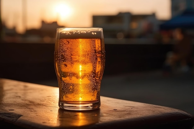 Un vaso de cerveza en una mesa en un bar con un fondo borroso