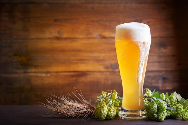 Vaso de cerveza en una mesa de madera. Oktoberfest