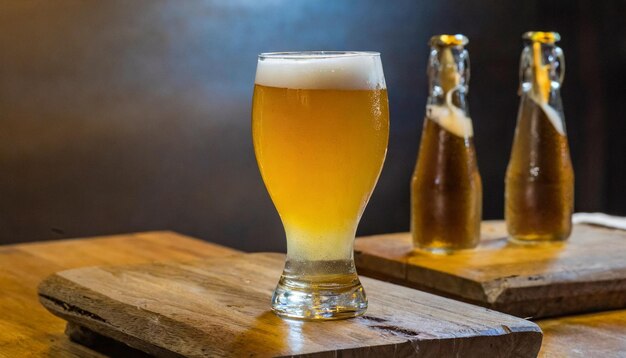 Un vaso de cerveza en una mesa de madera en un pub o restaurante