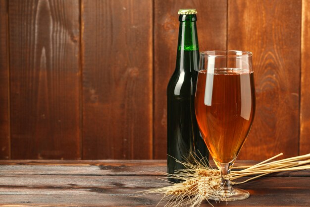 Vaso de cerveza en la mesa de madera