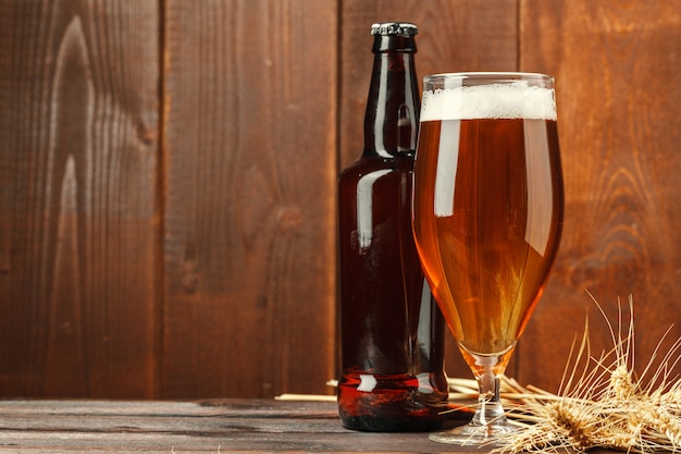 Vaso de cerveza en la mesa de madera