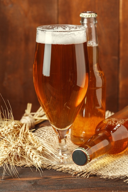 Vaso de cerveza en la mesa de madera