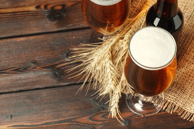 Vaso de cerveza en la mesa de madera