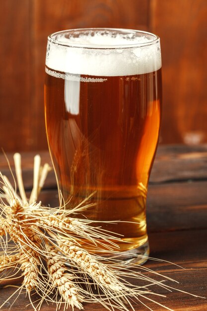 Foto vaso de cerveza en la mesa de madera