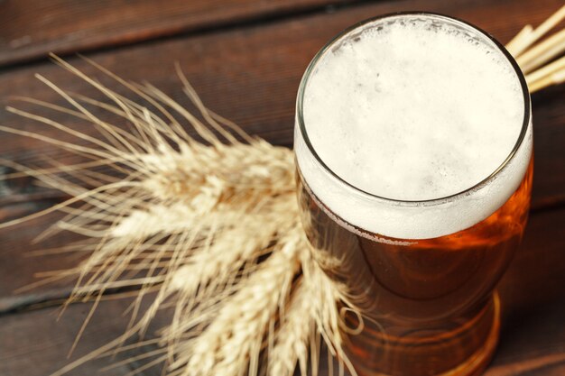 Foto vaso de cerveza en la mesa de madera