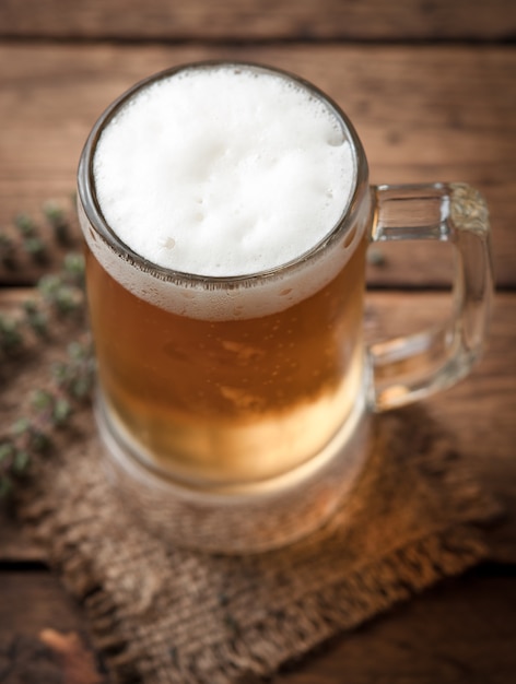 vaso de cerveza en la mesa de madera