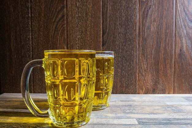 El vaso de cerveza en la mesa