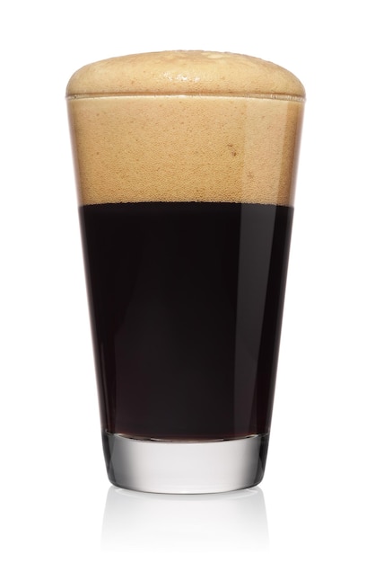 Vaso de cerveza negra fuerte aislado en un blanco