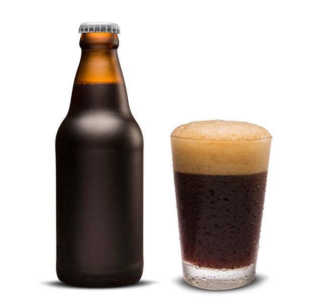 Vaso de cerveza porter y botella marrón 300ml aislado sobre un fondo blanco.