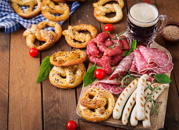 Vaso de cerveza, pretzels y diversas salchichas. Oktoberfest Vista superior