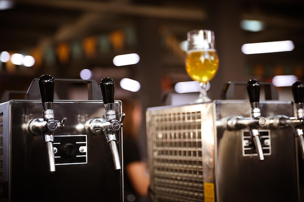 Vaso de cerveza refrescante en la máquina de refrigeración en el pub