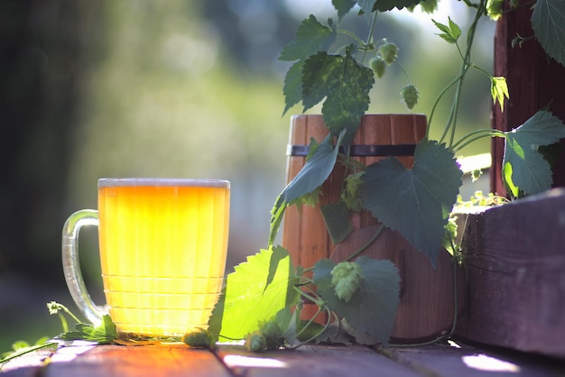 Vaso de cerveza salto de madera al aire libre