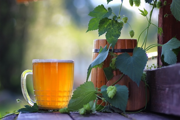 Vaso de cerveza salto de madera al aire libre