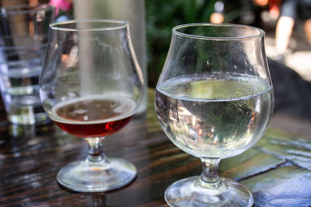 Vaso de cerveza y seltzer duro en una cervecería aislada de cerca