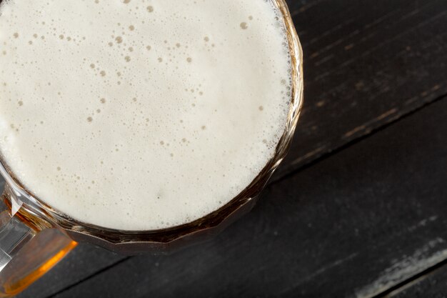 Vaso de cerveza sobre un fondo de madera