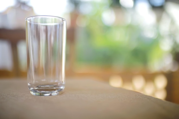 Un vaso de cerveza sobre una mesa