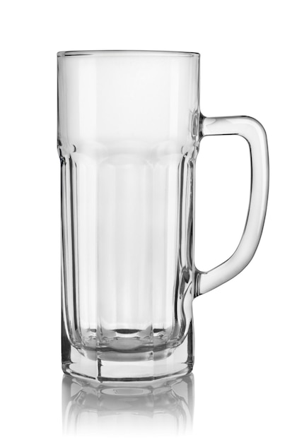 Vaso de cerveza vacío aislado sobre fondo blanco. Sendero