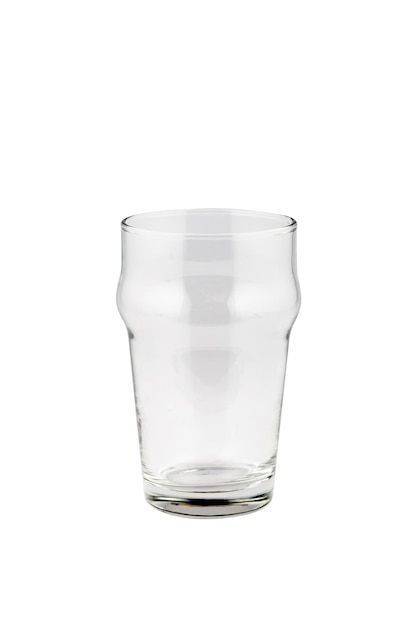 Vaso de cerveza vacío aislado sobre fondo blanco.