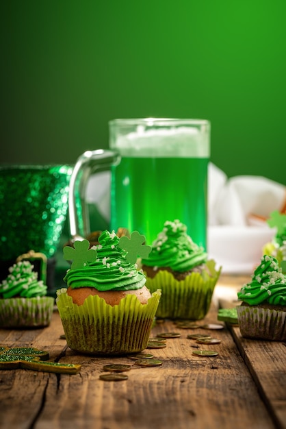 Vaso de cerveza verde con cupcake