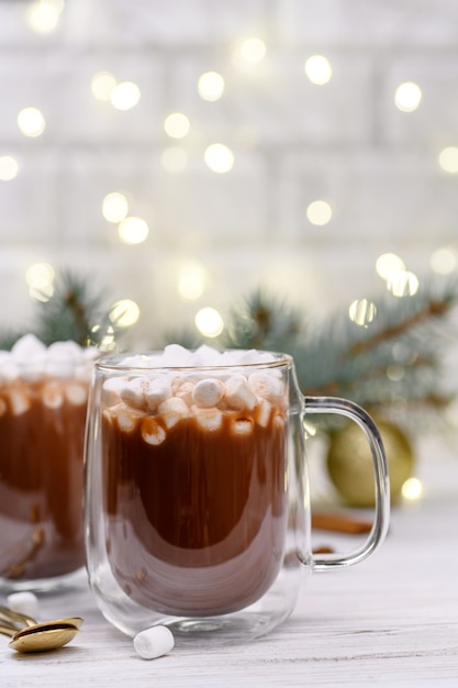 Vaso de chocolate caliente con árbol de navidad